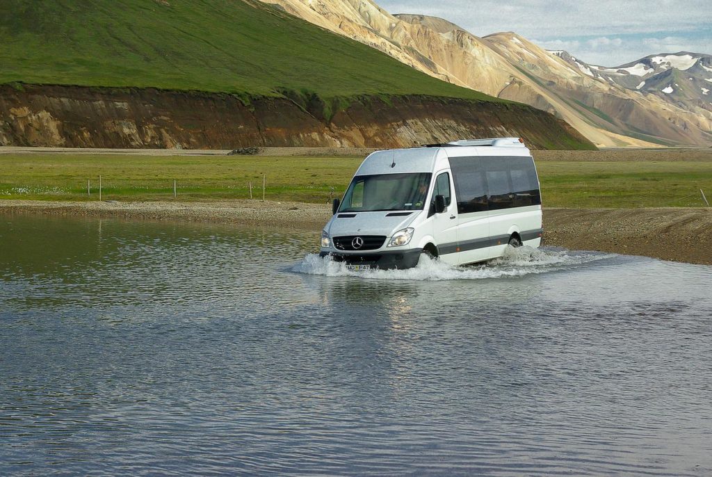 Voyage en autocar ou en minibus : lequel choisir ?