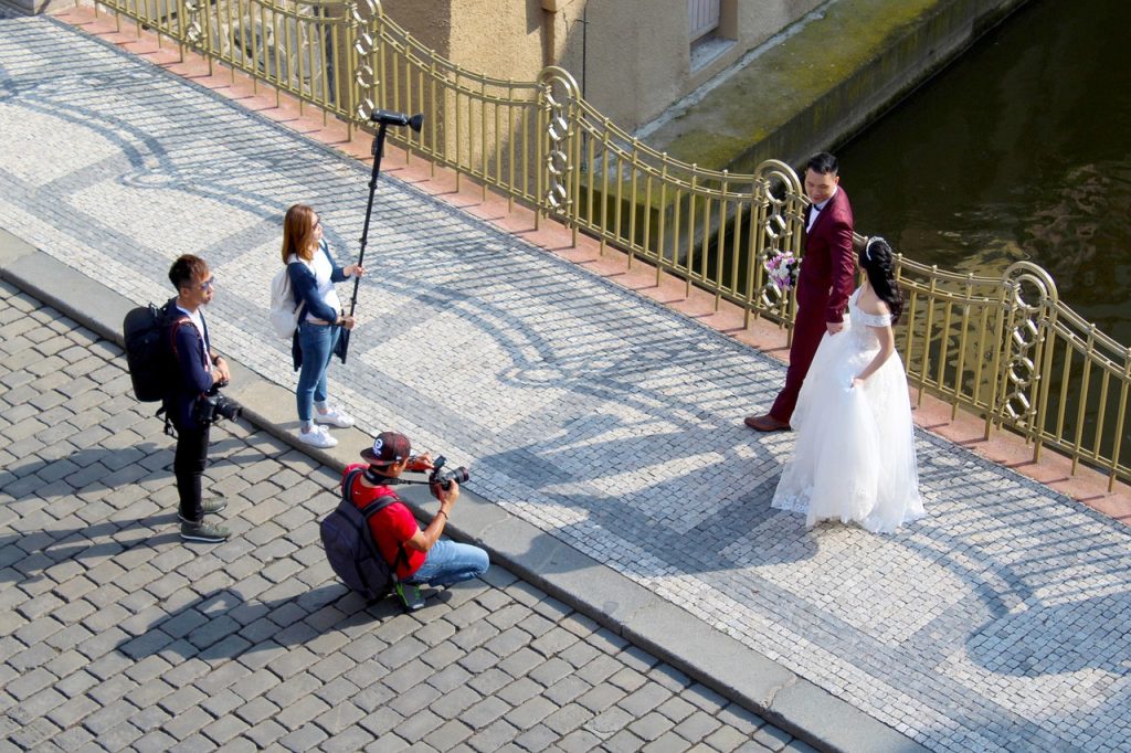 découvrez l'art de capturer chaque moment magique de votre mariage avec notre photographe de mariage professionnel. offrez-vous des souvenirs inoubliables grâce à des clichés authentiques et émouvants, qui raconteront votre histoire d'amour pour les années à venir.